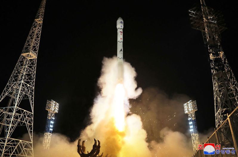 北韓23日宣布全面撕毀2018年軍事協議，回敬南韓22日中止一部分協議內容。北韓22日稱成功將間諜衛星「萬里鏡1號」送入軌道。法新社