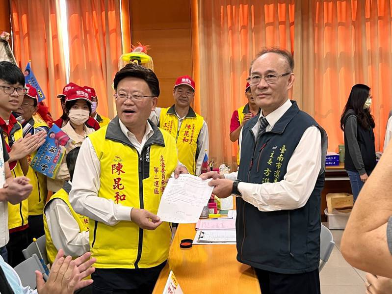 台南市議員陳昆和上午完成台南市第二選區立委登記。圖／陳昆和提供