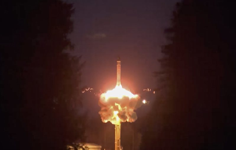 俄國十月廿五日在一場戰略核嚇阻戰力演訓中，發射亞爾斯（Yars）洲際彈道飛彈。（歐新社）