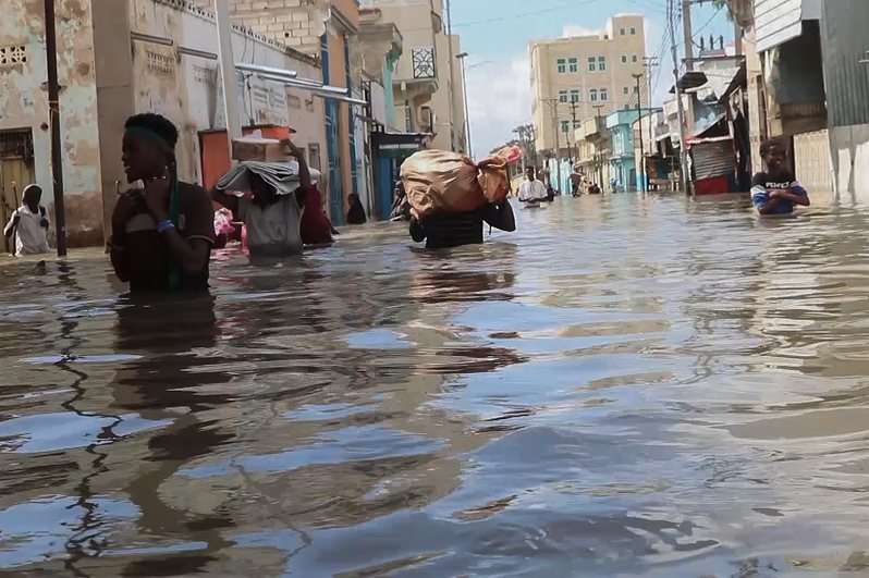 索馬利亞遭遇連續暴雨襲擊，已有近100人死於洪災，將近200萬人受影響。 美聯社