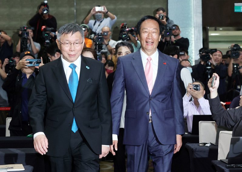 民眾黨總統候選人柯文哲（左）和鴻海創辦人郭台銘（右）。聯合報系資料照／記者杜建重攝影