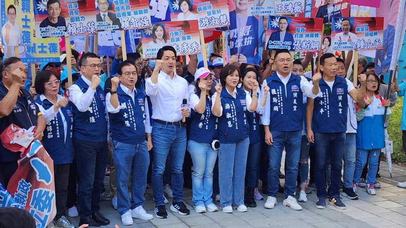 台北市長蔣萬安昨天陪同國民黨提名的北市立委候選人，前往選委會登記參選。記者楊正海／攝影