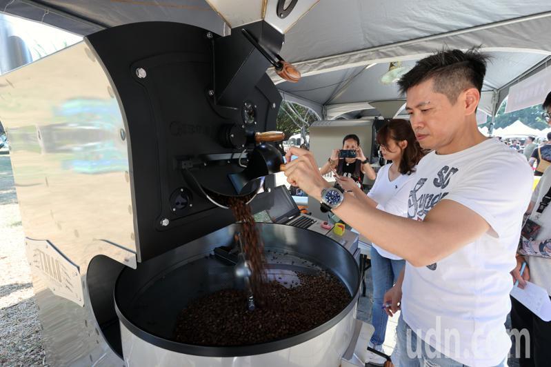 大港盃國際咖啡烘培大賽吸引超過400名國內外選手報名，最後篩選出80位參賽者，冠軍可獲得價值165萬的世界級咖啡烘焙大賽指定機。記者劉學聖／攝影