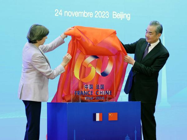 王毅與科隆納在中法人文交流機制第六次會議後，為中法建交60週年及中法文化旅遊年標誌揭幕。   大陸外交部網站