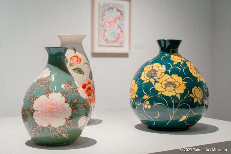 藝術家蘇世雄發展出獨特的釉雕技法，是瓶器花紋立體鮮明而光彩絢爛。圖／南美館提供