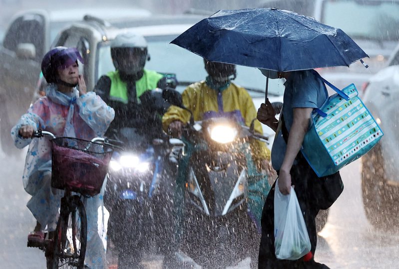 東北季風影響，中央氣象署發布大雨特報，今天基隆北海岸及台北市山區有局部大雨發生的機率。本報資料照片