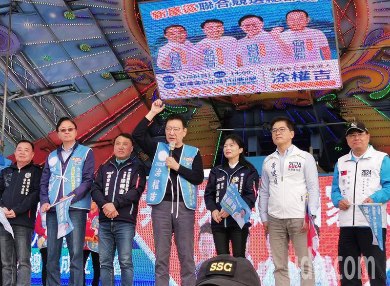 國民黨副總統參選人趙少康（中）猛批民進黨8年把台灣搞得一蹋糊塗，大家要政黨輪替。記者曾增勳／ 攝影
