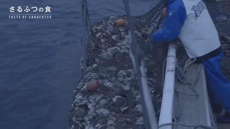 日本最北端的「猿拂村」，居民靠著捕撈扇貝致富。圖擷自猿拂村官方youtube