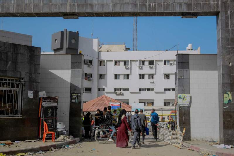 巴勒斯坦伊斯兰极端主义军事团体哈玛斯与以色列之间为期四天的休战将于本周一到期，预计周一晚些时候将根据双方的协议进行第四次人质交换。图为11月26日，巴勒斯坦人走过加萨西法医院。法新社(photo:UDN)