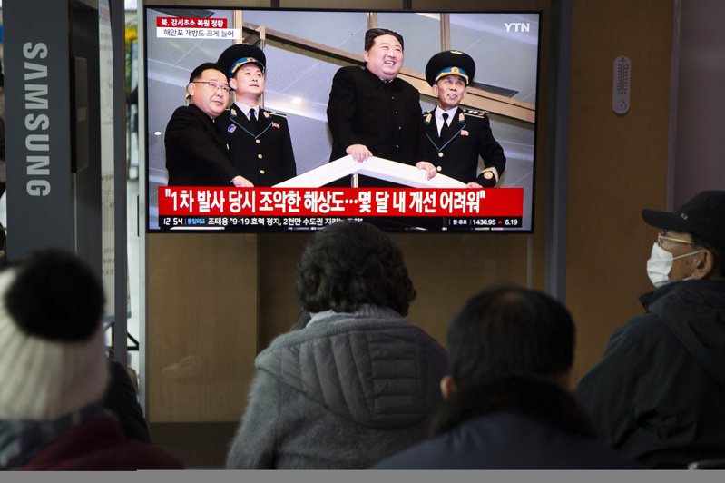 北韓今天對外警告將繼續行使主權，包括衛星發射。據報導，北韓軍隊正在修復與南韓邊境的一些被拆除哨所。11月27日，人們觀看北韓領導人金正恩出現在韓國首爾電視台播放每日新聞的電視螢幕上。歐新社