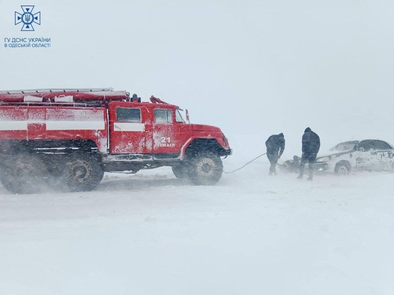 克里米亞和俄羅斯南部等黑海沿岸地帶遭暴風雨襲擊，已釀3人死亡、逾50萬人無電可用。鄰近的烏克蘭今天也遭嚴峻暴風雪強風橫掃，2000多座村落停電、10多條道路封閉。圖為救援人員在烏克蘭敖德薩地區的一場大雪中，解救了一輛被困在雪中的汽車。路透