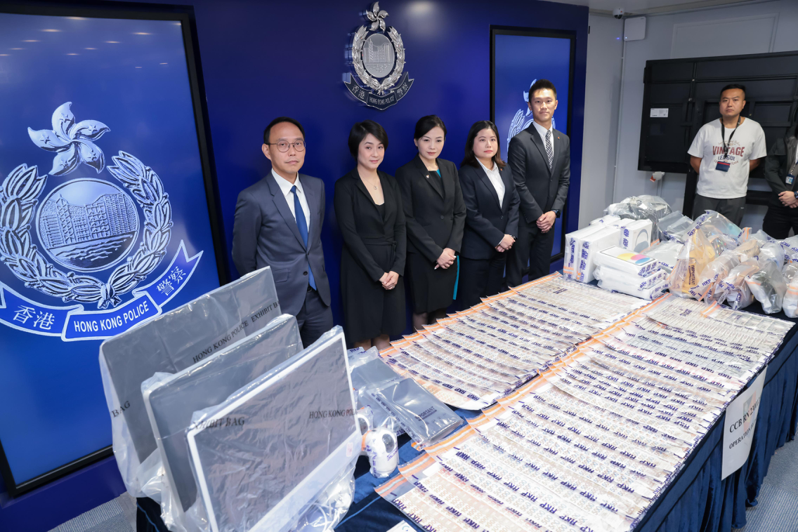 繼JPEX案爆雷後，香港警方接獲逾百人報案，懷疑經加密貨幣交易平台HOUNAX投資受騙。圖為今年9月，香港警方舉行記者會說明JPEX案偵辦情況。（中通社）
