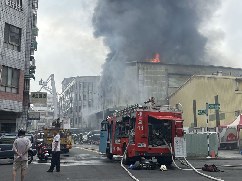 10月29日嘉義市泰山三街餐具倉庫大火。圖／本報資料照片
