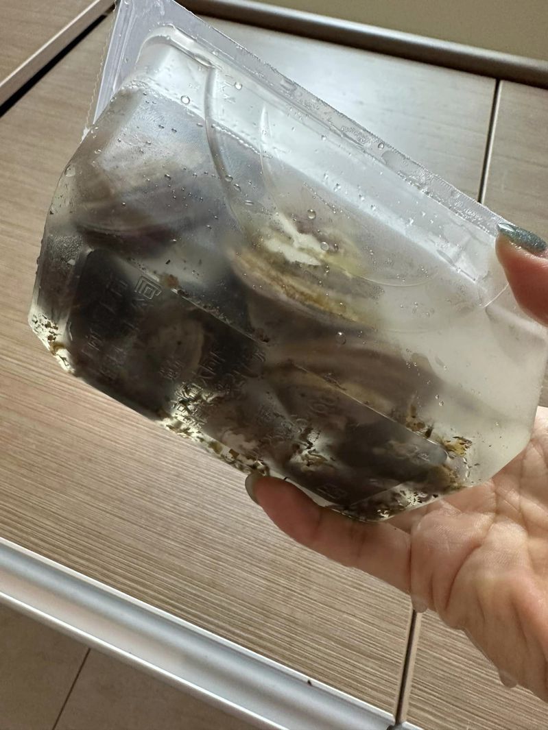 近日有民眾購買好市多冷藏蛤蠣，竟在盒內發現煙蒂。圖／摘自臉書社團「Costco好市多 商品經驗老實說」