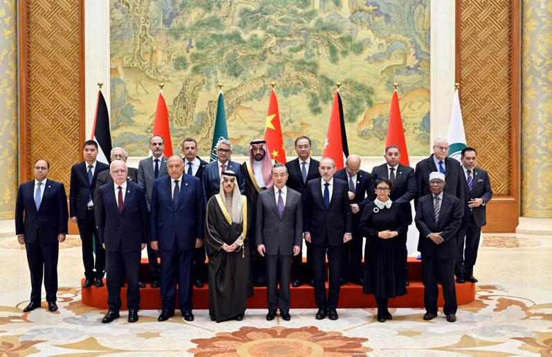 大陸外長王毅20日在北京與到訪的阿拉伯、伊斯蘭國家外長聯合代表團舉行會談。（新華社）