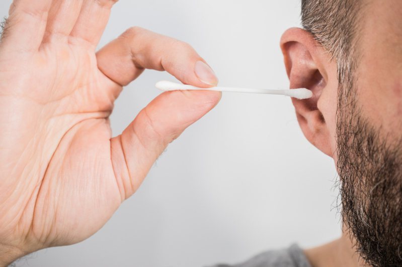 不少人一感到耳中搔癢，便會立刻拿棉花棒掏耳，不過醫師指出，適量的耳垢能保護耳朵，不應過度清潔。示意圖，圖片來源/ingimage