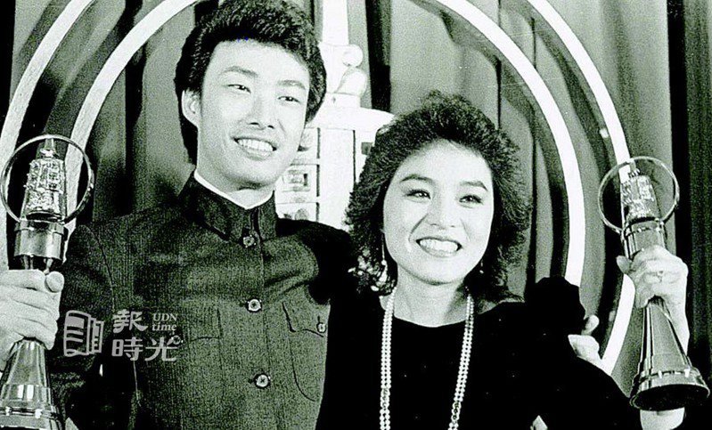 費玉清( 左)、蕭孋珠( 右)分獲金鐘獎男、女歌唱演員獎。圖／聯合報系資料照(1984/03/24  王宏光攝影)
