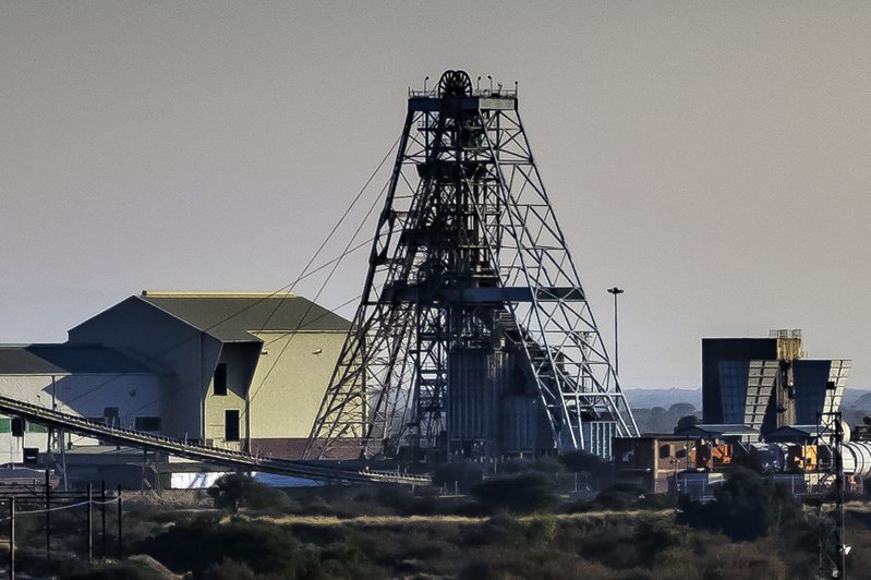 南非一家白金礦場升降梯快速降落，導致11名工人死亡，75人受傷。 美聯社