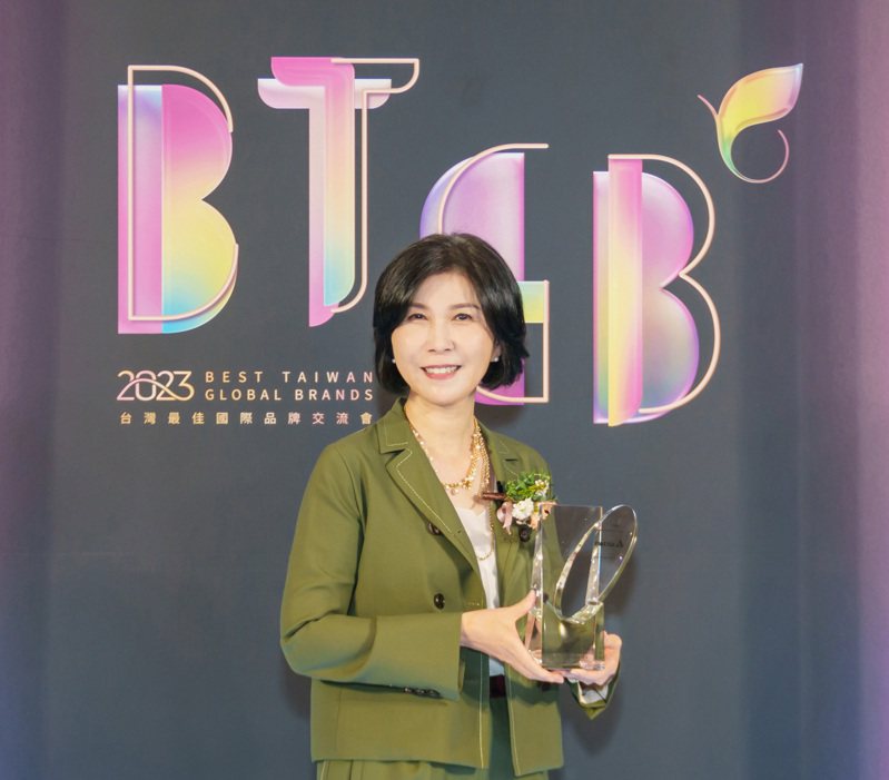台達第13年入選台灣最佳國際品牌，由台達品牌長郭珊珊代表領獎。圖／台達提供