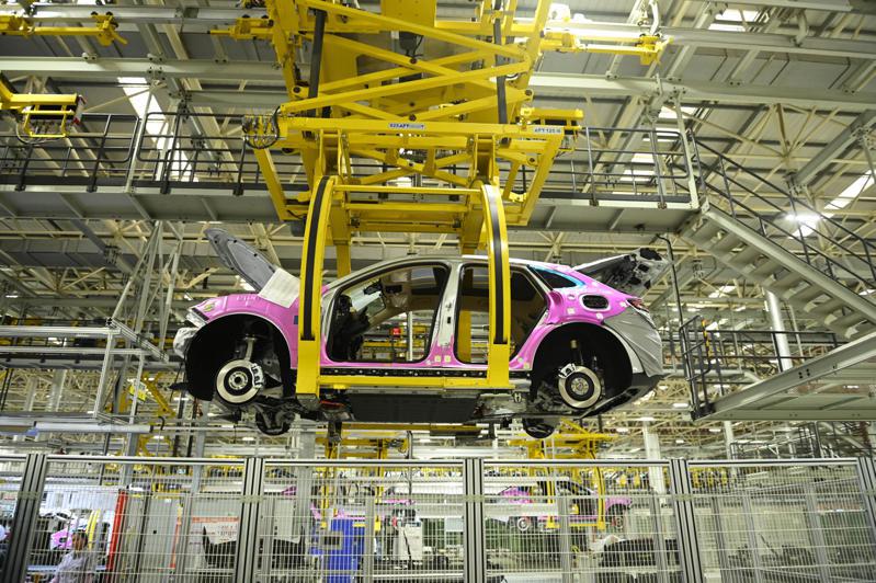 英國商業貿易部國務大臣強生表示，正努力吸引大陸汽車製造商在英投資建廠。圖為重慶一家大陸本土車廠生產線。（中新社）