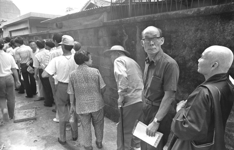 1987年台灣開放民眾前往大陸探視。圖為當時民眾排隊遞交申請。圖／聯合報系資料照