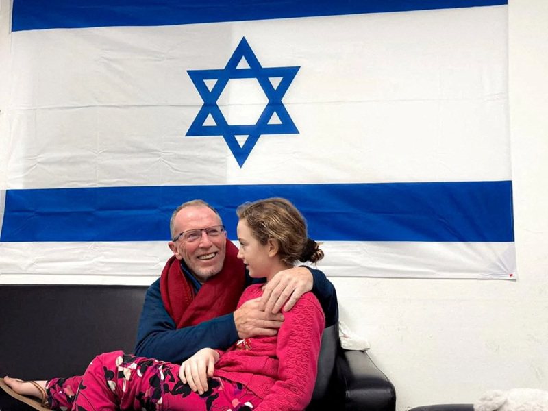 以色列9歲女童艾蜜莉．韓德遭哈瑪斯擄為人質，25日成為依據卡達斡旋協議獲釋的第2批人質之一。路透社