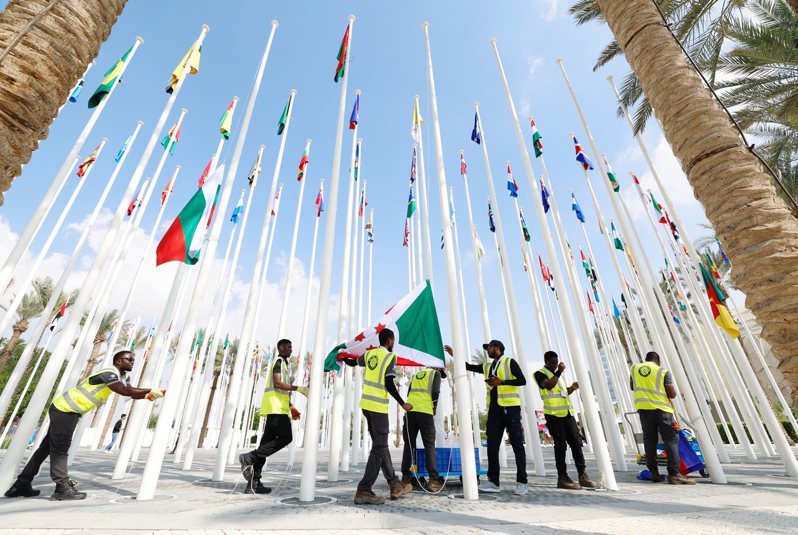 COP28明天將於阿拉伯聯合大公國的杜拜登場，工作人員正在進行準備工作。圖／中新社
