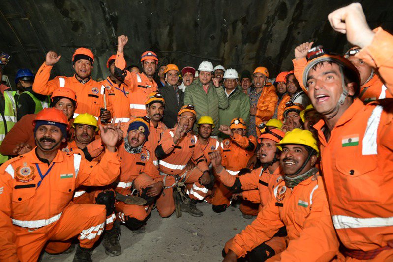 印度北部日前发生隧道坍塌意外，41名工人受困17天后，于28日全数获救。美联社(photo:UDN)