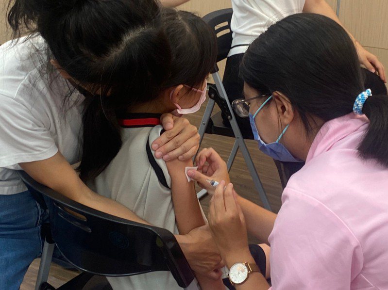 一名學生在校園內接種公費流感疫苗。圖／台中市衛生局提供