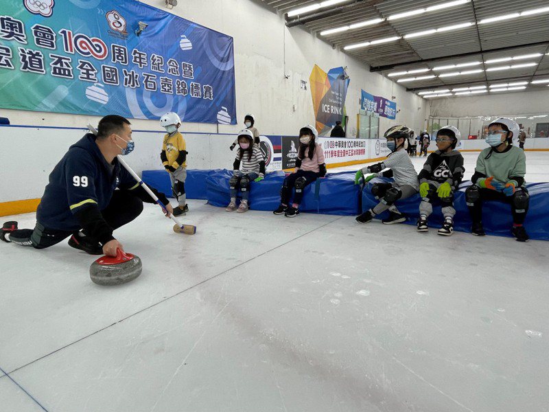 土城運動中心冬令營開設冰石壺課程。圖／新北市體育處提供