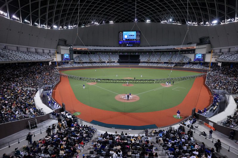 亞洲棒球錦標賽開幕戰由中華隊對上南韓隊，1萬7千張門票已經銷售一空，搶進第一場巨蛋棒球賽的熱潮延燒。圖／聯合報系資料照