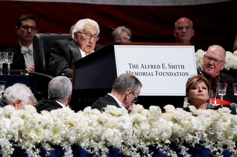 美國前國務卿季辛吉（Henry Kissinger）今天辭世，享耆壽100歲。圖為季辛吉今年10月出席史密斯紀念基金會年度晚宴。 圖／路透