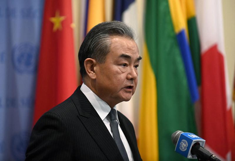 大陸外長王毅29日在聯合國安理會以巴問題高級別會議後向媒體發表談話，敦促釋放所有被扣押人員，並解除對加薩的全面封鎖。（法新社）