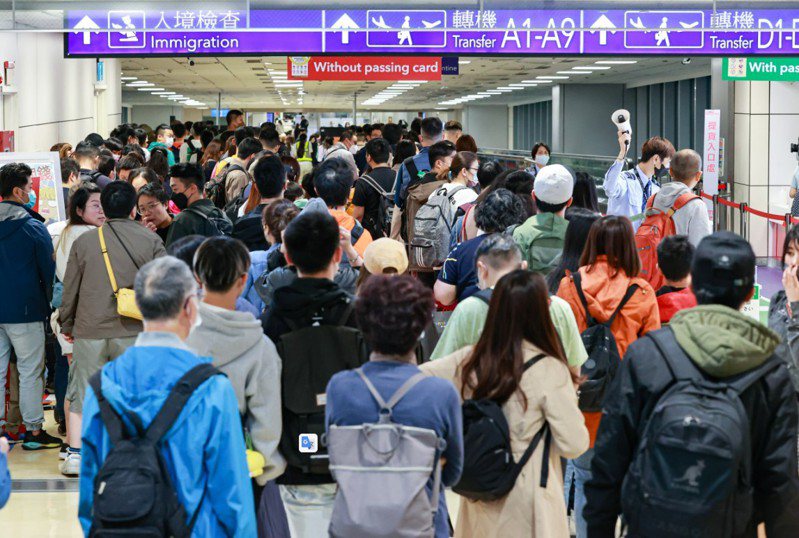 疾管署自11月26日起在 台北、桃園、 台中及高雄4處國際機場實施「定點監測 鼓勵採檢」措施。圖為旅客於桃園機場入境。 聯合報系資料照