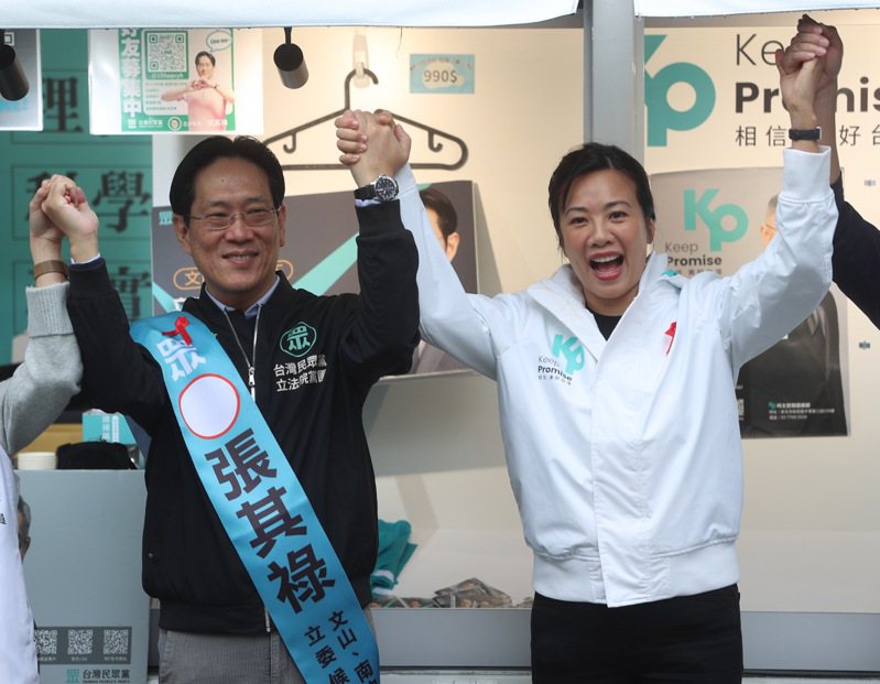 台灣民眾黨副總統參選人吳欣盈（左）與張其祿掃街。記者葉信菉／攝影