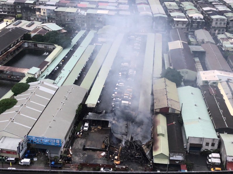 昨晚浮洲鐵皮工廠發生火警，現場燃燒大量汽車改裝易燃材料及多部汽車，燃燒面積約400平方公尺。圖／黃淑君提供