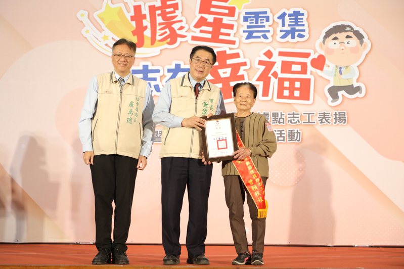 台南市長黃偉哲頒發獎給145位高齡志工、7組志工家庭及52個蔬食挑戰優勝據點。圖／台南市政府提供