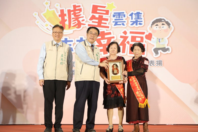 台南市長黃偉哲頒發獎給145位高齡志工、7組志工家庭及52個蔬食挑戰優勝據點。圖／台南市政府提供