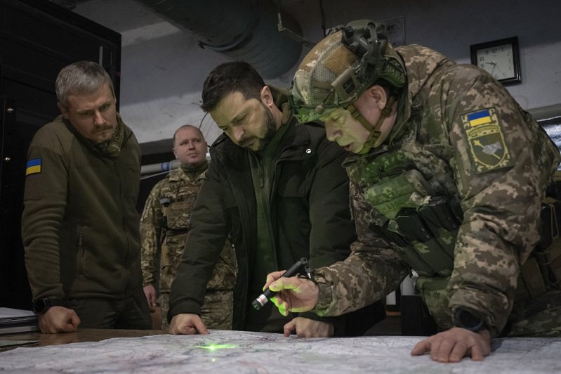 烏克蘭總統澤倫斯基（中）11月30日視察哈爾科夫州前線城市庫普揚斯克期間，跟陸軍司令西爾斯基上將（右）及總統辦公室副主任馬紹維茨（左）看著地圖。美聯社