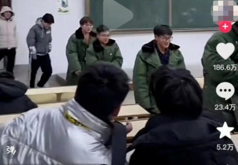 一條東北大學生穿軍大衣步入課室的影片在網路熱傳，短時間獲得200萬人點讚後，軍大衣成為今年潮物。（澎湃新聞）