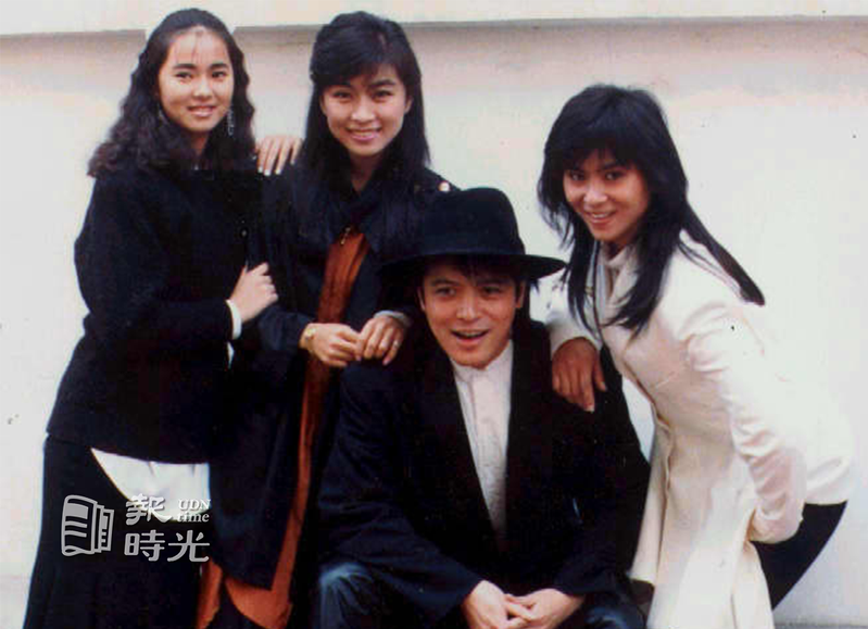 劉文正與旗下女歌手左起伊能靜、方文琳、裘海正合影。圖／聯合報系資料照（1987/01/09 王宏光攝影）