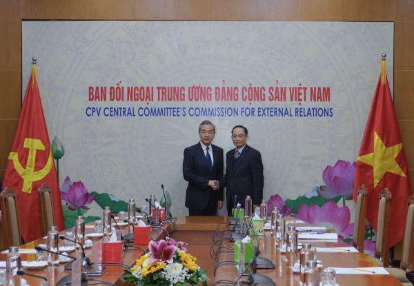 中共中央外辦主任王毅2日在河內會見越共中央對外部部長黎懷忠（Le Hoai Trung）。（取自大陸外交部網站）
