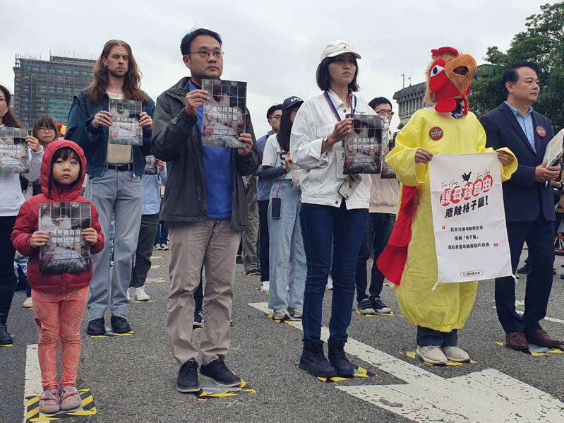 台灣動物社會研究會發起「為母雞挺身而站」行動，上百位民眾站著靜默10分鐘，站在A4指大小的空間中，體會台灣格子籠飼養母雞、終生動彈不得的處境，這是動保團體首度因為經濟動物上凱道。記者彭宣雅／攝影