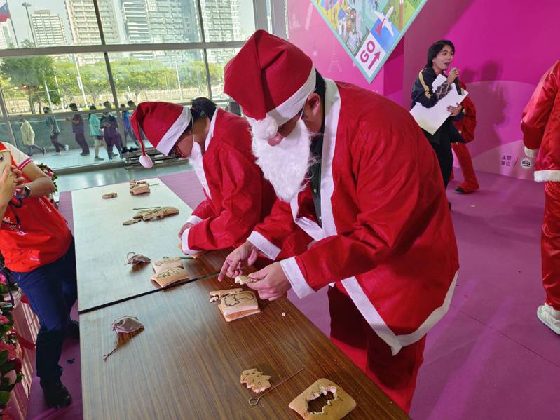參賽民眾迅速著裝扮成耶誕老人，接著用大頭針把麵包上的耶誕樹圖案戳下來，闖關搶住宿券大禮。記者王昭月／翻攝
