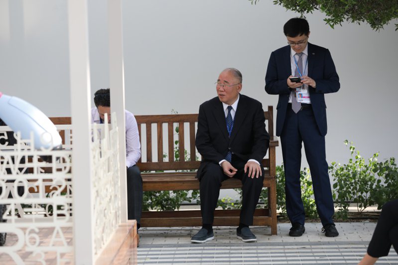 本報記者接獲讀者爆料，稱出席峰會的中國氣候變化事務特使解振華，在出席藍區一場活動之後，與助理坐在場外板凳休息。圖／讀者提供