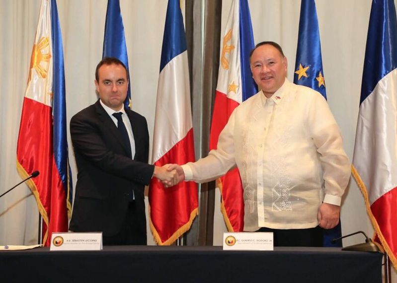 對中國在南海的擴張，連法國都擔心到要與菲律賓簽訂聯合軍演協議。　左起為法國與菲律賓國防部長（Photo from Gilbert 'Gibo' Teodoro, Jr. FB）