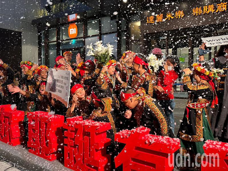 高雄岡山樂購廣場舉辦「樂購有你。耶誕有愛」點燈儀式，點亮8米高的聖誕樹，透過數盞燭光照亮無數的愛與希望。圖／樂購廣場提供