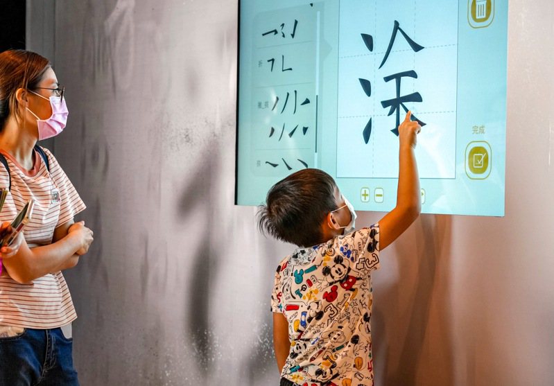 國立故宮博物院南部院區推出書法新媒體展，透過數位e筆臨摹古代書法家字跡。圖／故宮南院提供