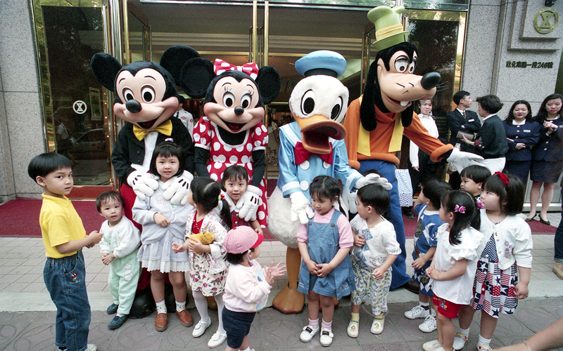 太平洋崇光百貨舉辦迪士尼卡通人偶遊行，吸引小朋友前來遊玩。圖／聯合報系資料照(1995/04/15  林秀明攝影)
