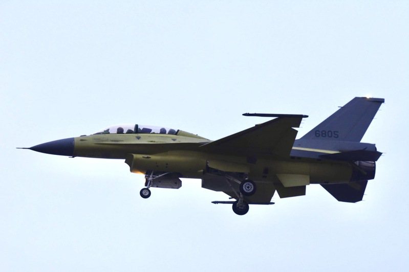 漢翔公司執行空軍「鳳展專案」，今年12月3日6805號(如圖)最後一架改裝機試飛，全案終於告一段落，計升級完成141架F16V戰機。圖/台中讀者提供